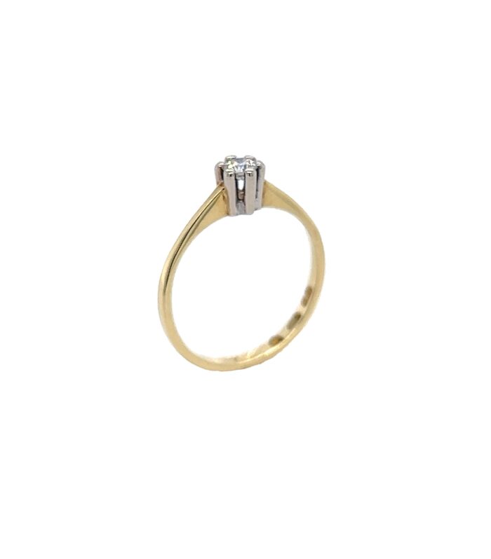Zarter Gelbgoldring mit kleinem Solitär-Diamanten in eleganter Krappenfassung